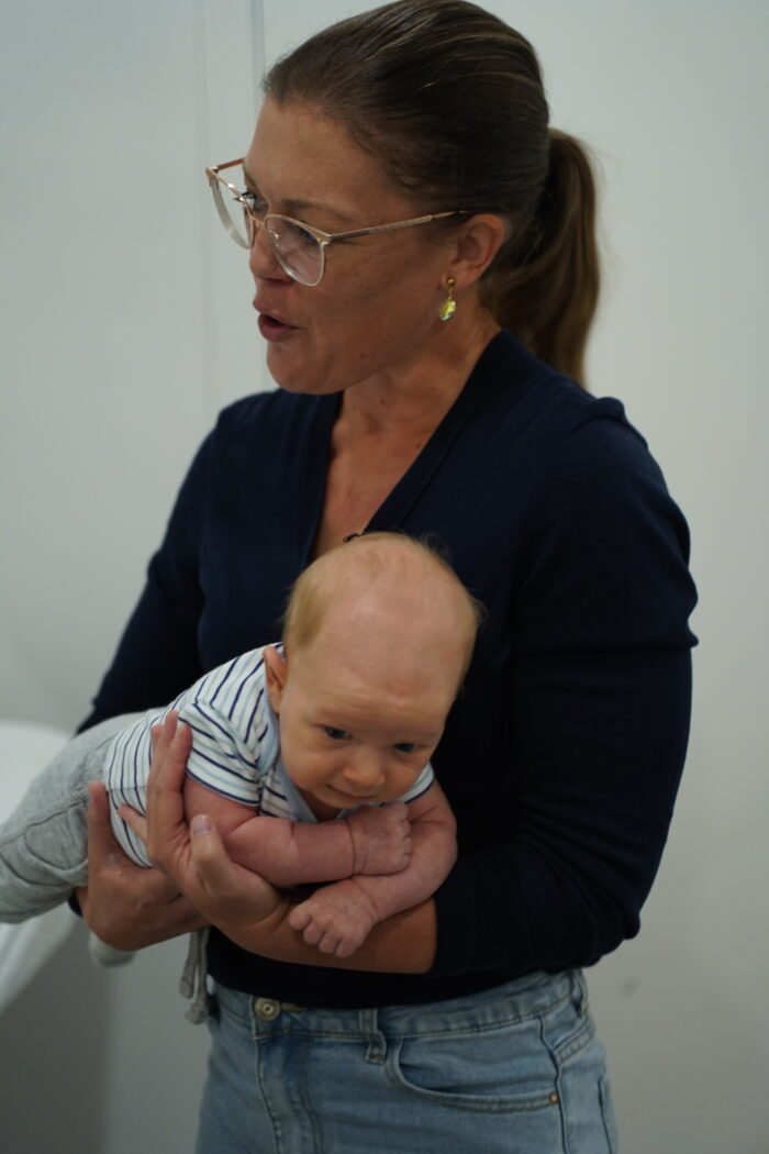 pédiatrie : bébé dans les bras