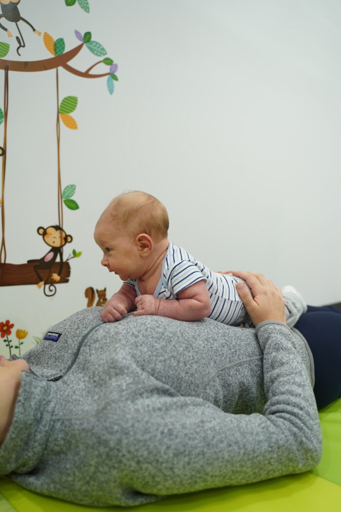 pédiatrie : bébé sur le ventre